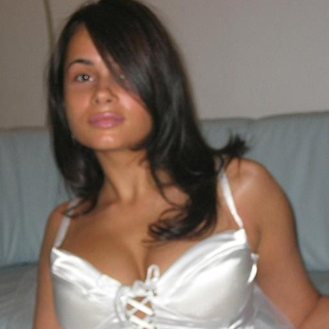 Beautiful Bride Poses Nude for Wedding Photoshoot