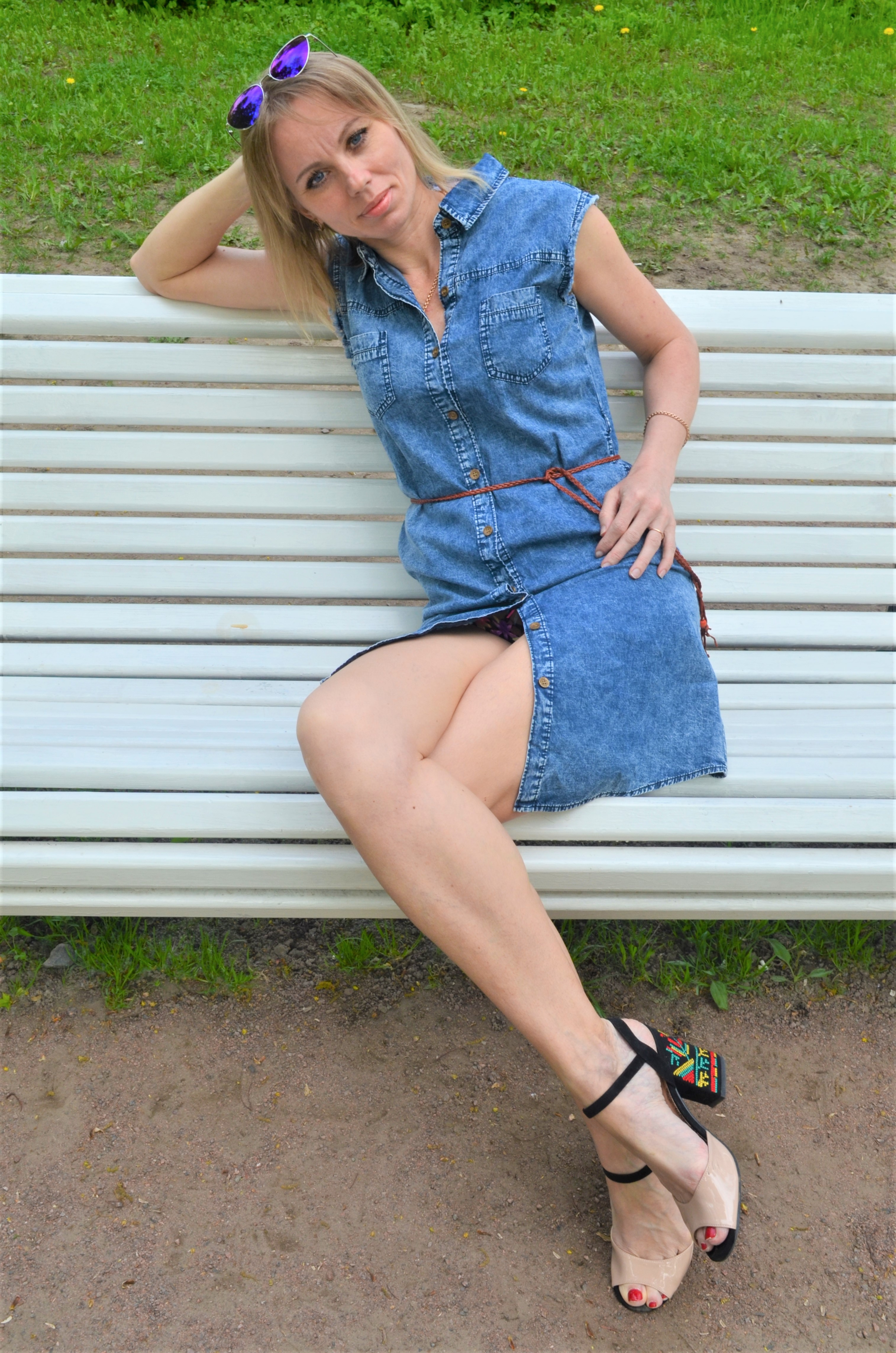 Seductive Woman Flaunts Toned Legs and Firm Booty - Explicit Photo Display