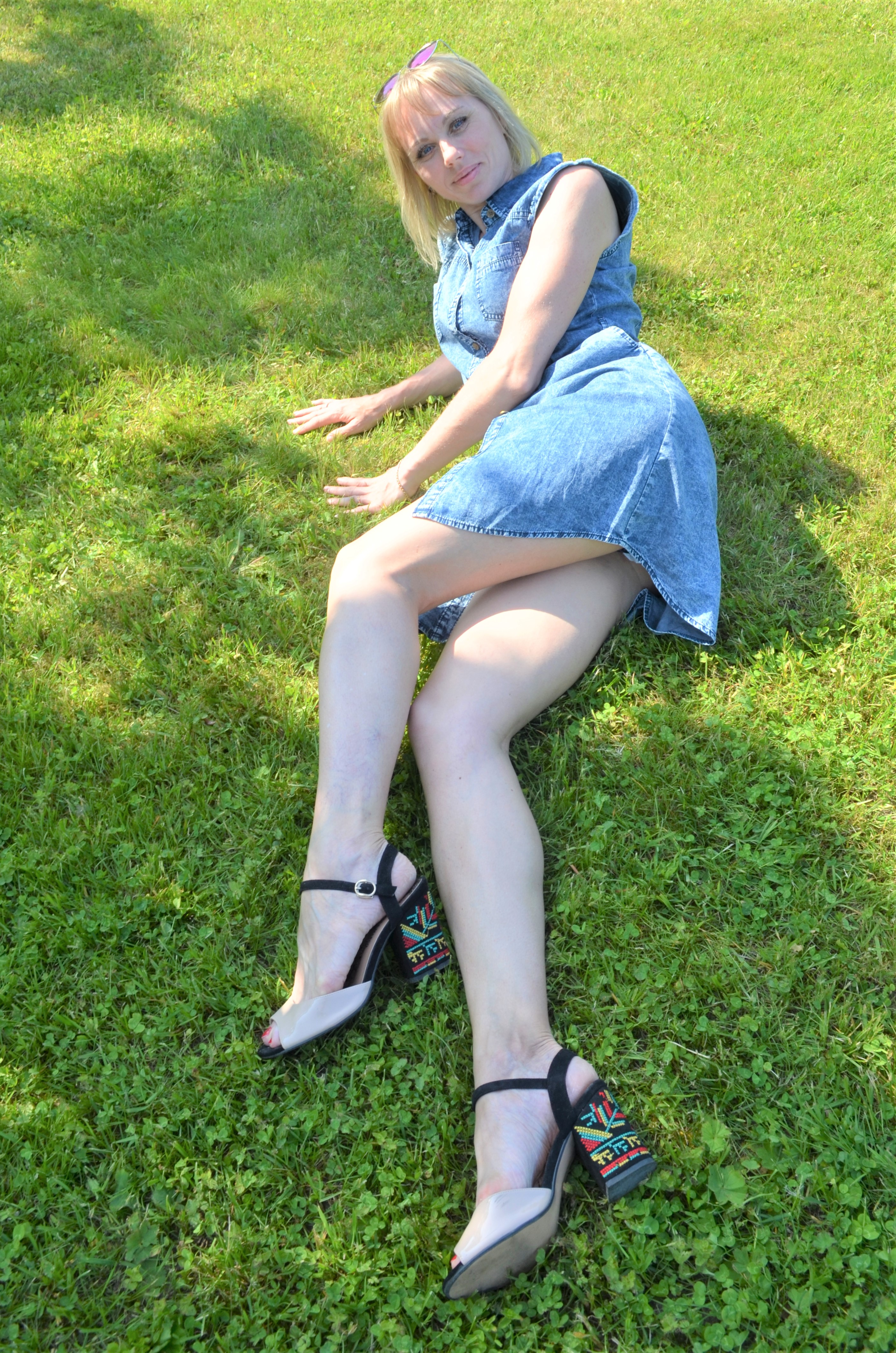 Seductive Woman Flaunts Toned Legs and Firm Booty - Explicit Photo Display