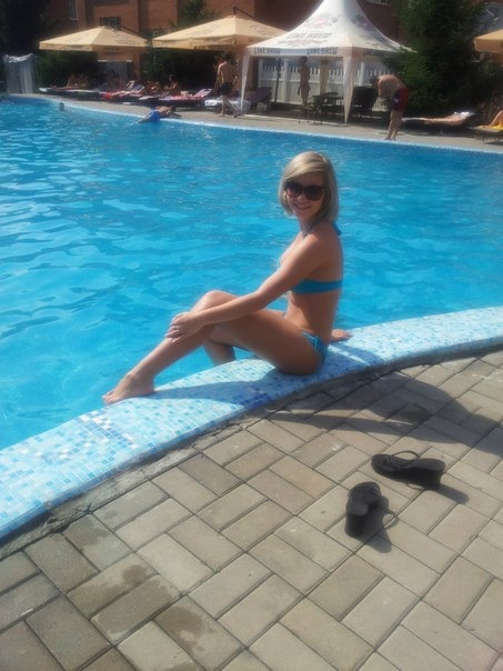 Attractive Blonde Takes Nude Selfies Posing Boldly