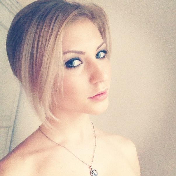 Attractive Blonde Takes Nude Selfies Posing Boldly