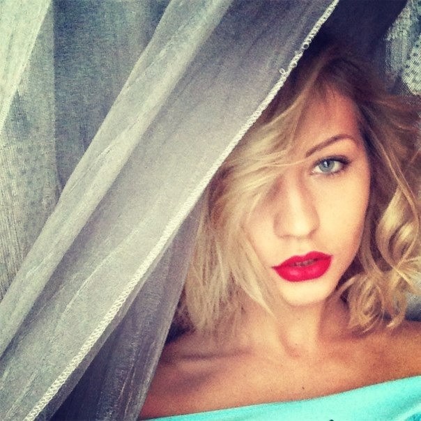 Attractive Blonde Takes Nude Selfies Posing Boldly