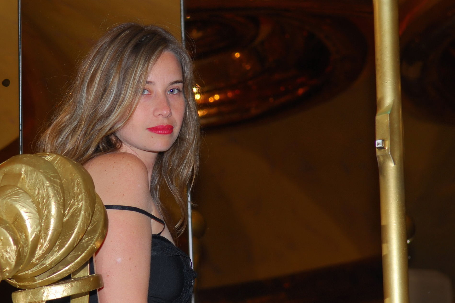 Mature MILF exhibitionist flaunts her pussy – photo 1