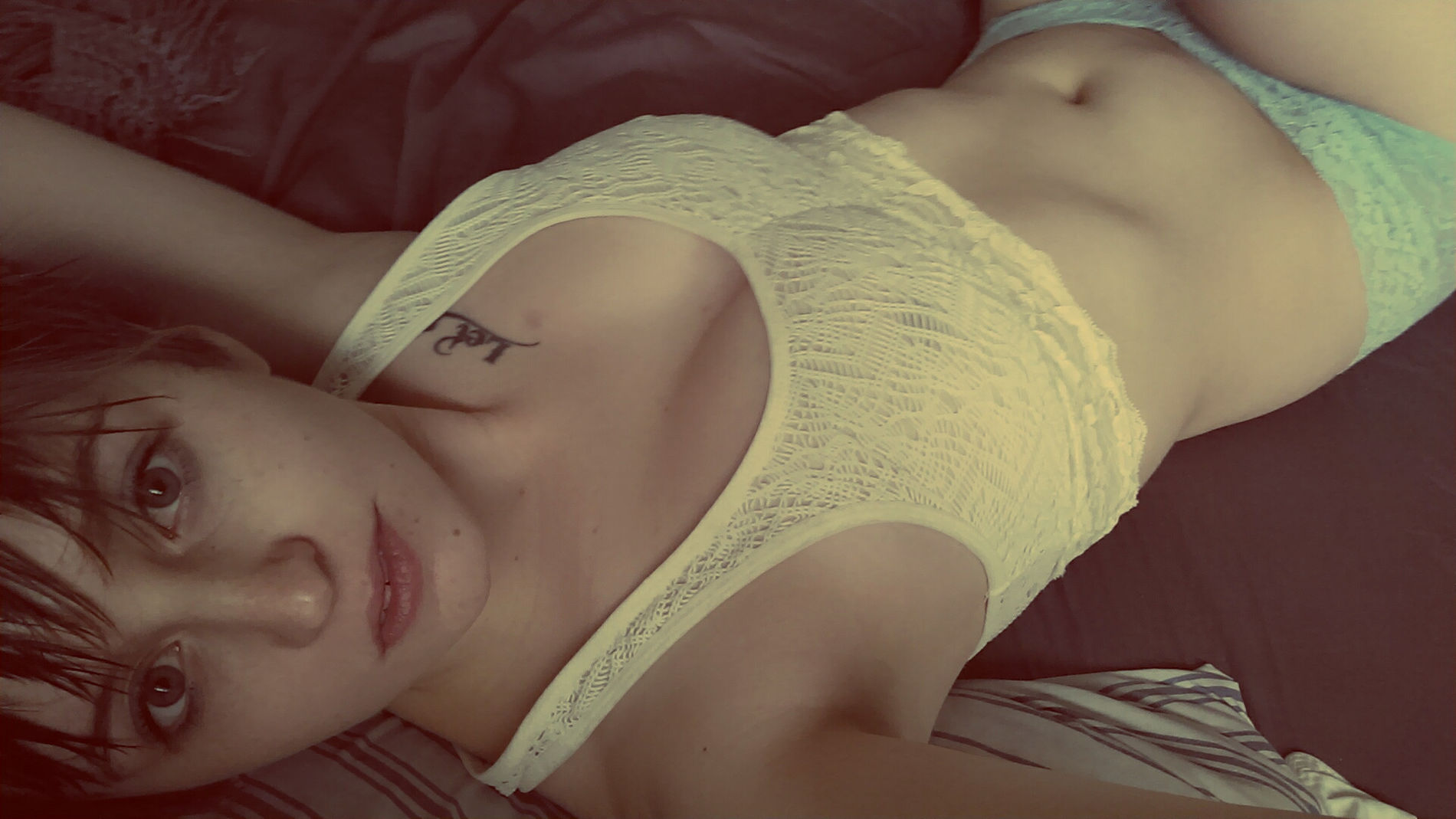 Amateur Photos of Young Woman with Tattoos and Piercings – photo 1