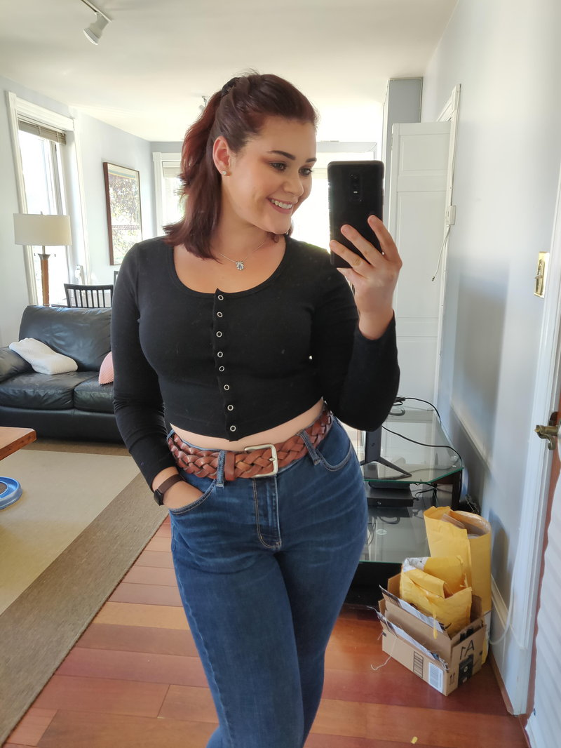 Voluptuous Woman Takes Selfie Showing Off Her Curvy Body – photo 1