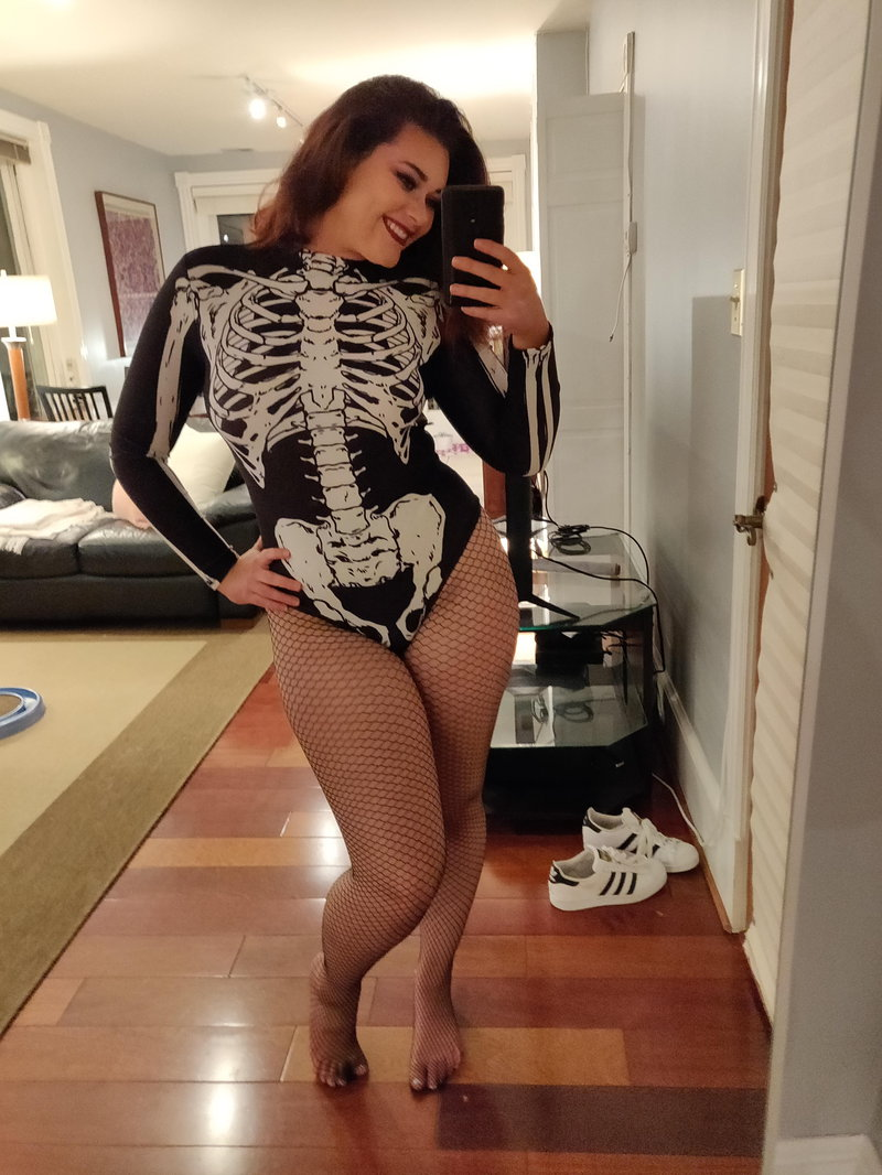 Voluptuous Woman Takes Selfie Showing Off Her Curvy Body