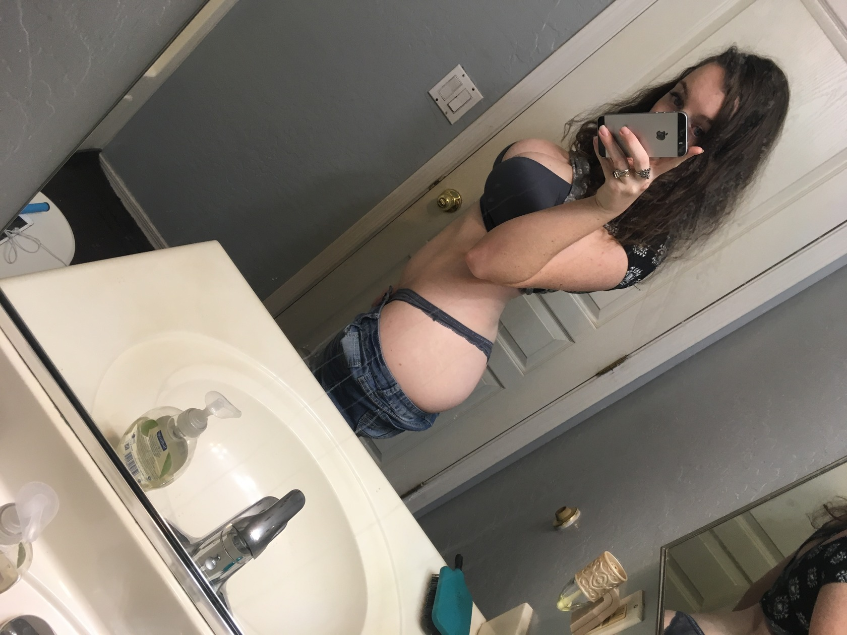 Free Amateur Erotica with Naked Woman: Juicy Curves and Big Tits