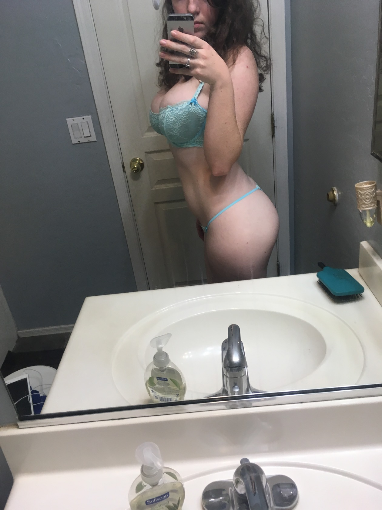 Free Amateur Erotica with Naked Woman: Juicy Curves and Big Tits