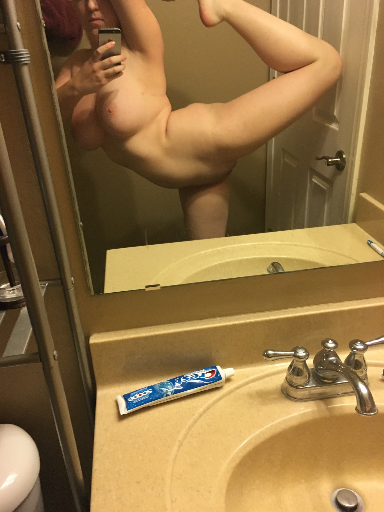 Sexy Girl in Erotic Photo: Naked Beauty and Arousing Poses Online