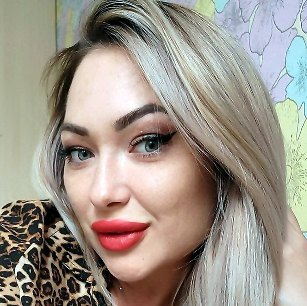 Naked MILF in Intimate Amateur Erotic Photos: Hot Body and Seductive Poses