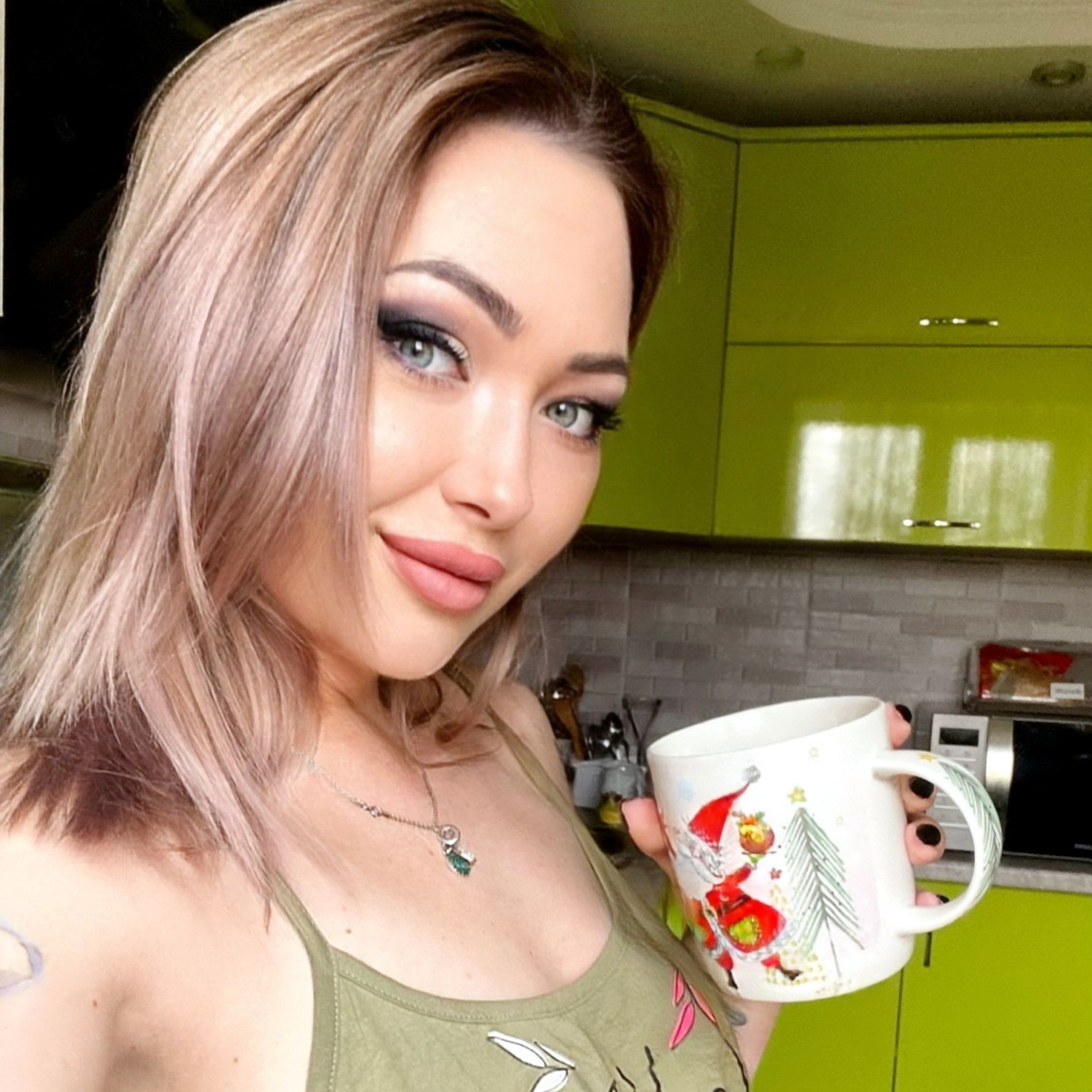 Naked MILF in Intimate Amateur Erotic Photos: Hot Body and Seductive Poses – photo 1