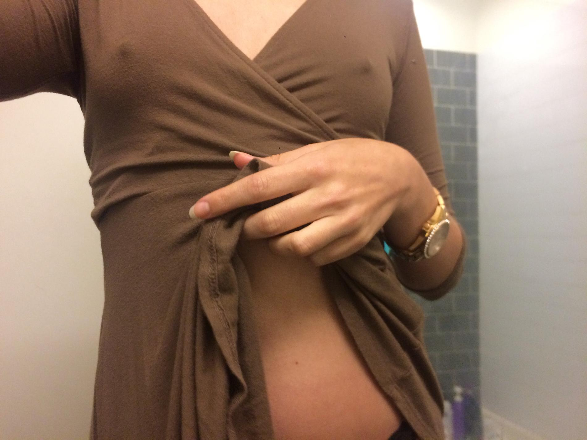 Sexy Girl in Erotic Photo: Naked Beauty with Bold Poses Online 18+