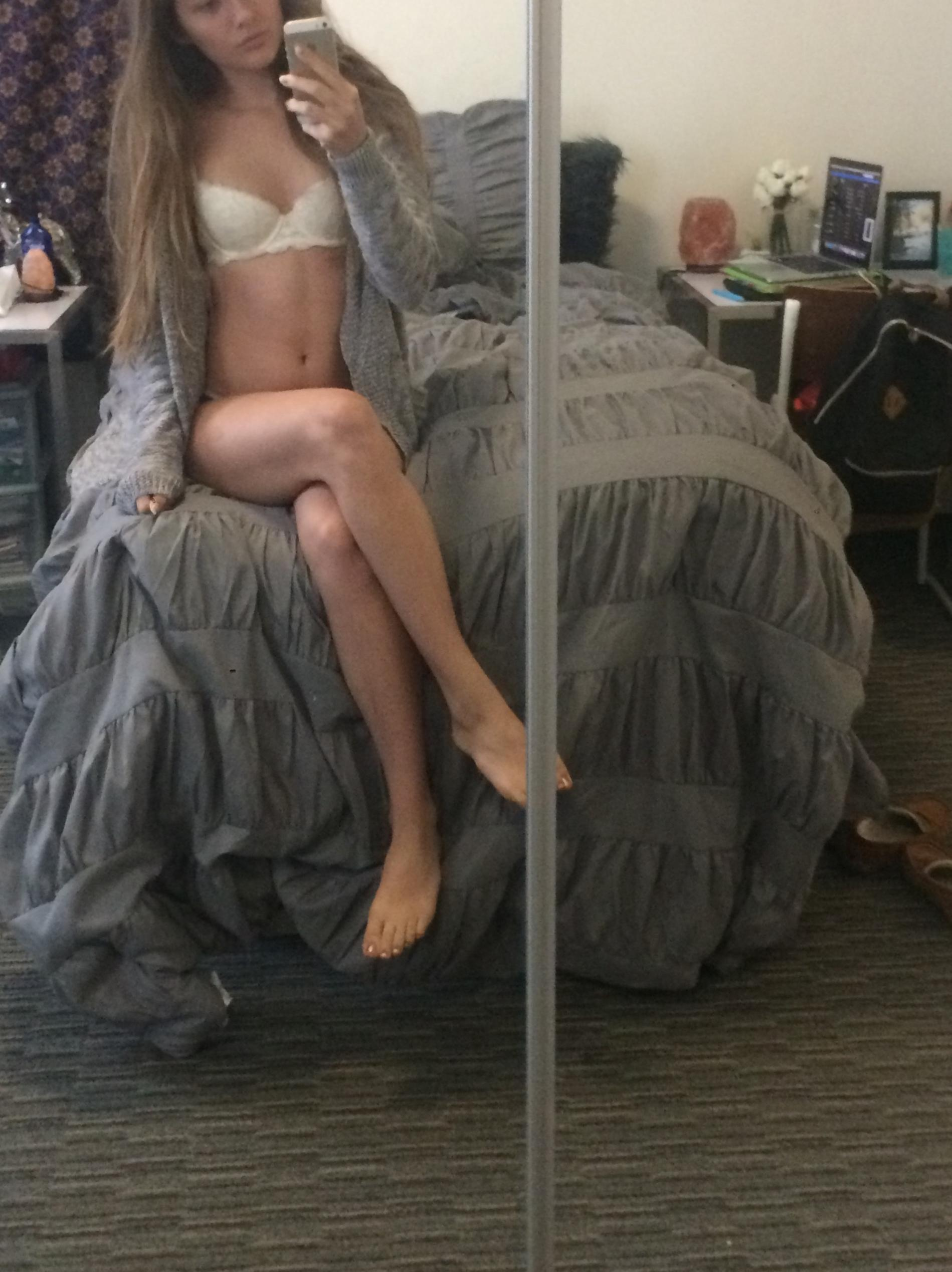 Sexy Girl in Erotic Photo: Naked Beauty with Bold Poses Online 18+