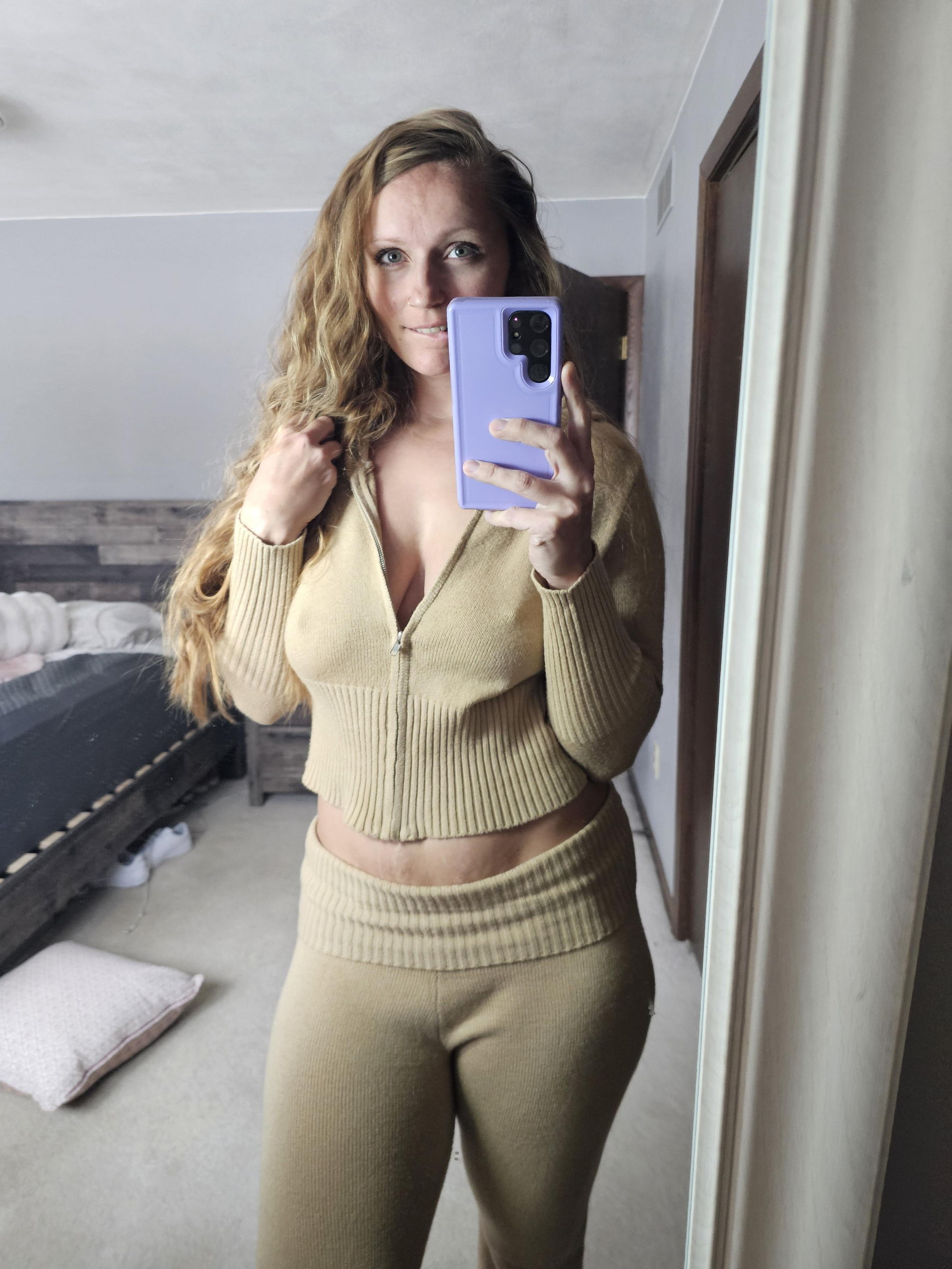 Naked MILF in Intimate Photos: Free Amateur Erotica with Voluptuous Curves – photo 1