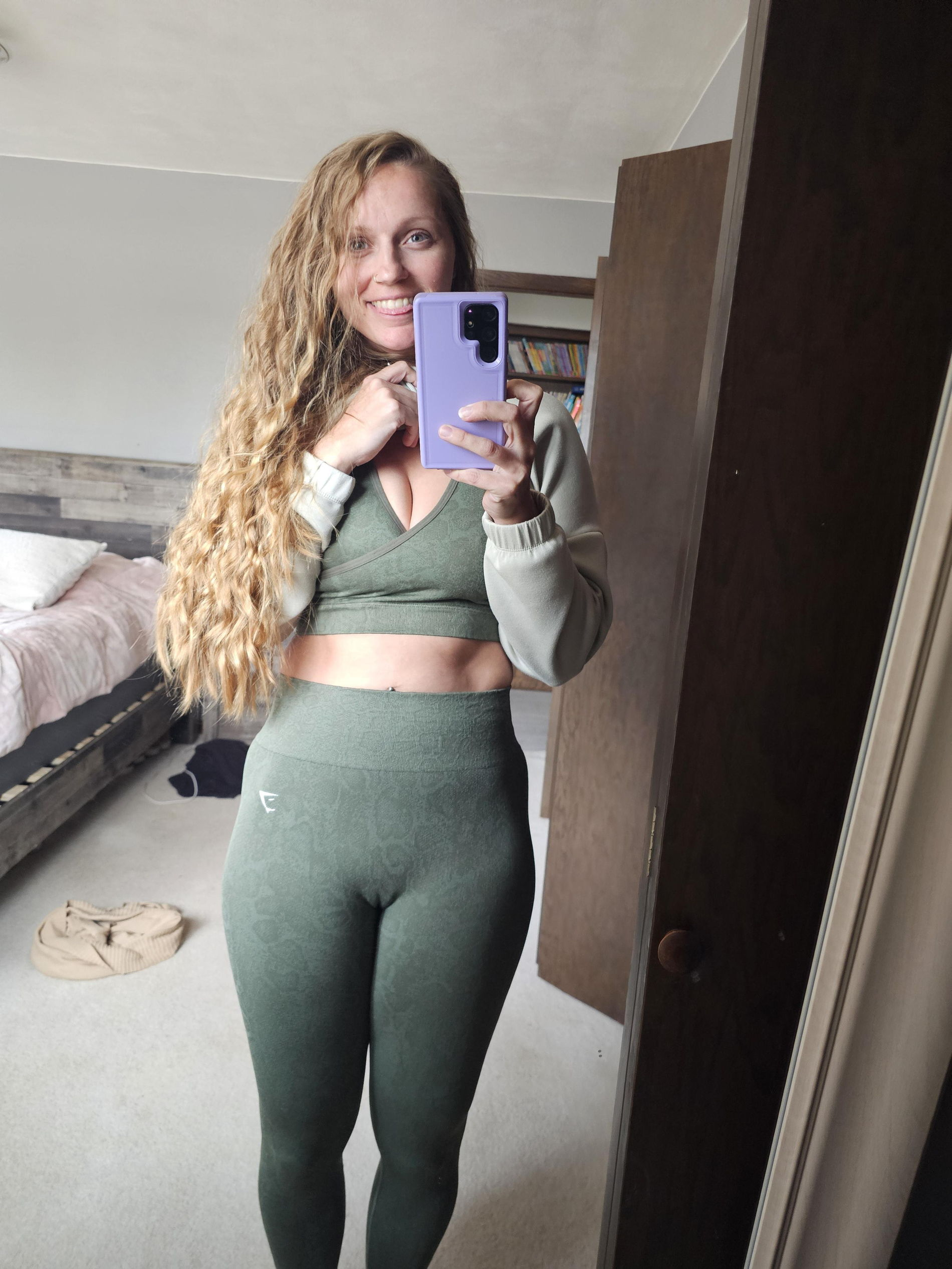 Naked MILF in Intimate Photos: Free Amateur Erotica with Voluptuous Curves