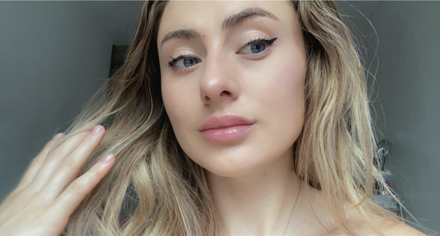 Hot Blonde Selfie: Young Bombshell Shows Off Sexy Body and Busty Chest