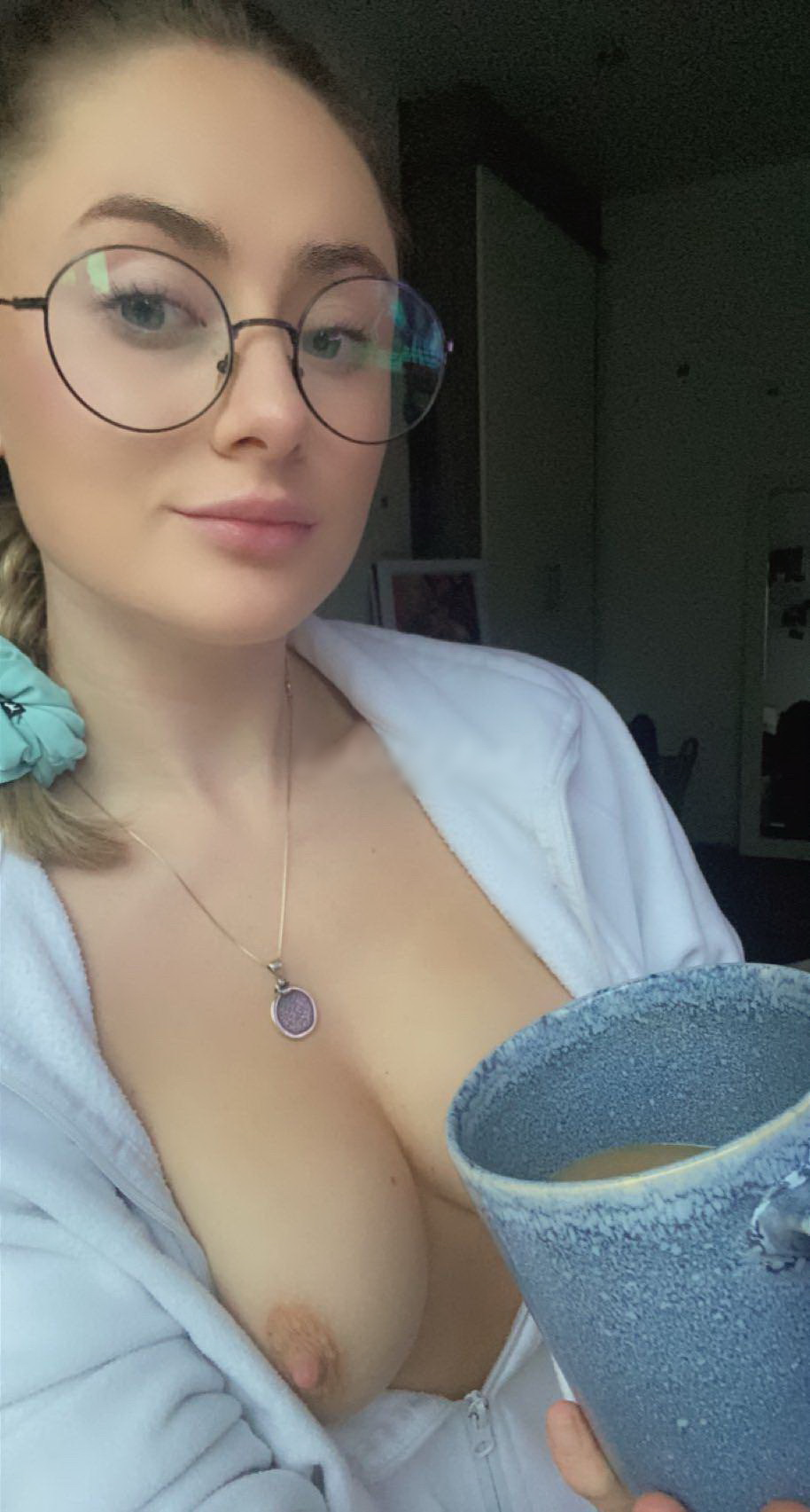 Hot Blonde Selfie: Young Bombshell Shows Off Sexy Body and Busty Chest