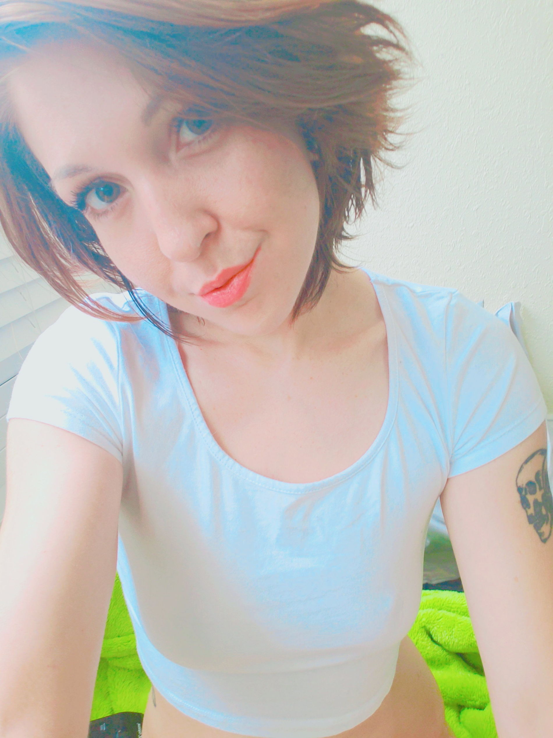 Sexy Girl in Erotic Photo: Naked Beauty with Bold Legs and Juicy Ass – photo 1