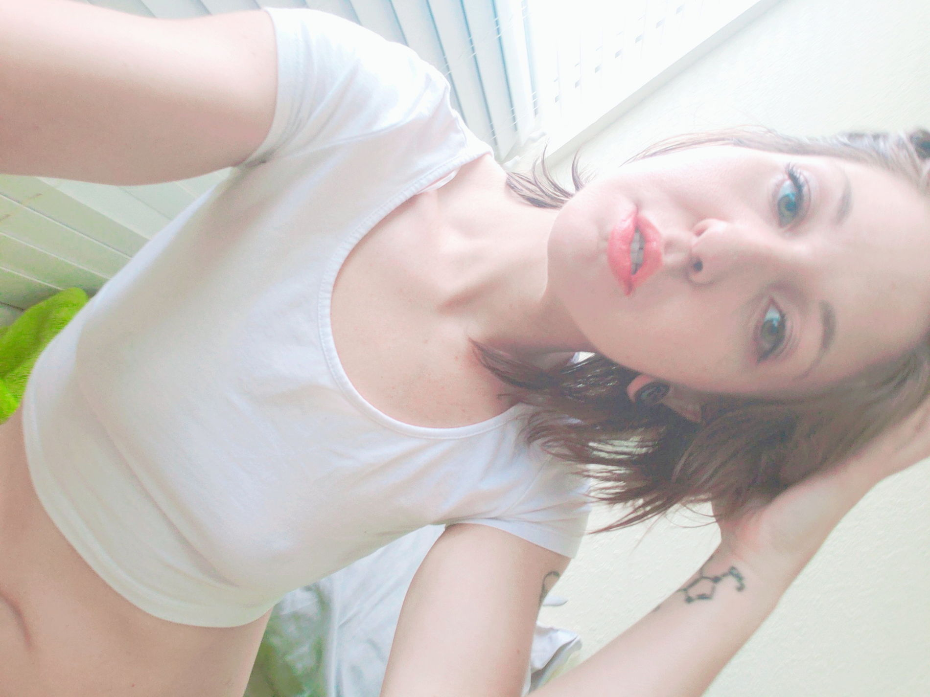 Sexy Girl in Erotic Photo: Naked Beauty with Bold Legs and Juicy Ass