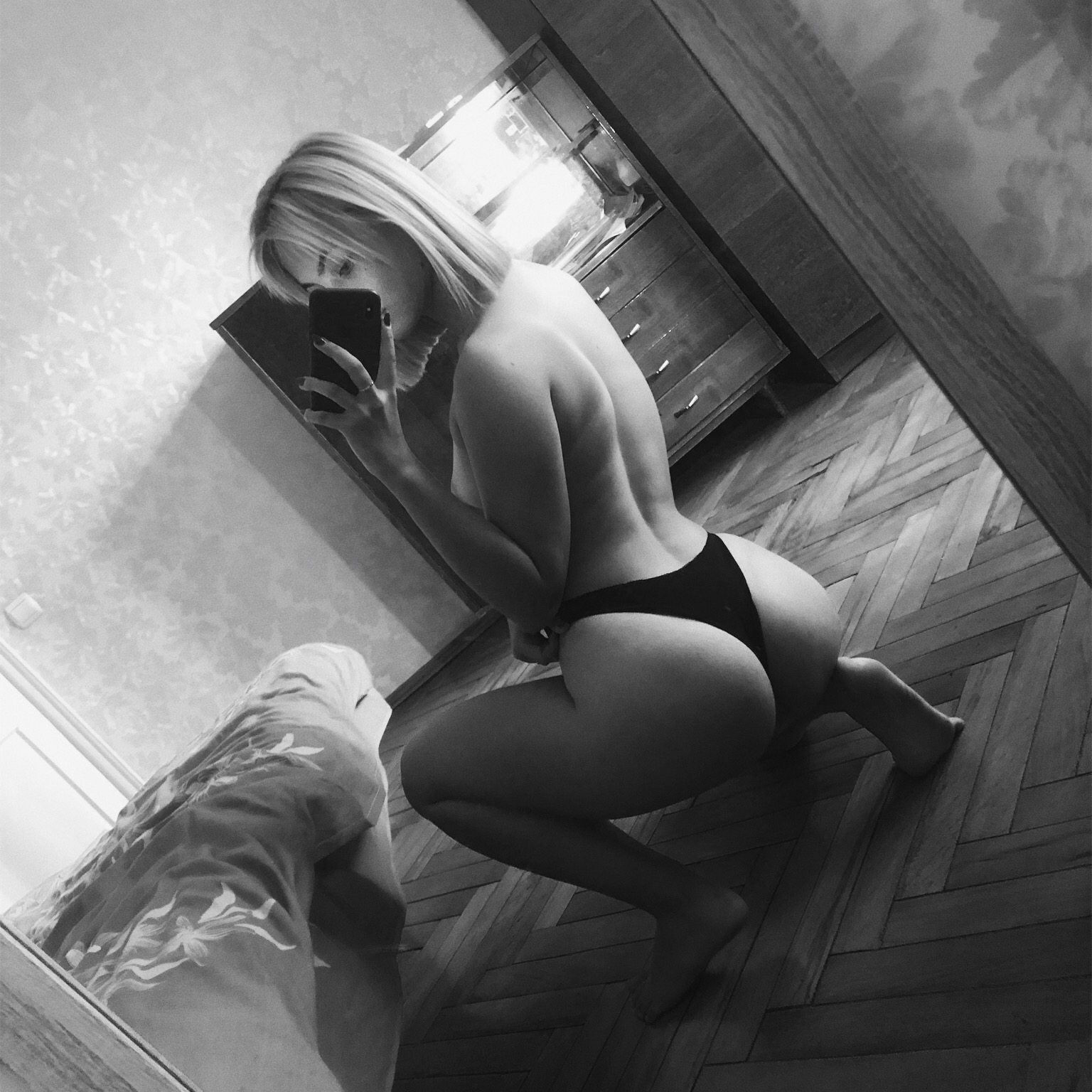 Sexy Girl's Explicit Nude Selfies