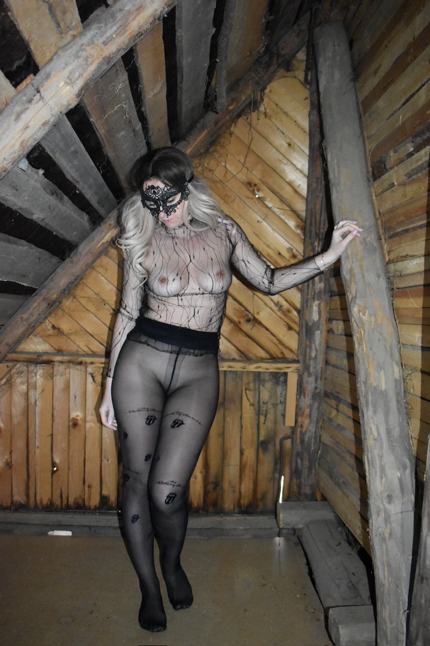 Sexy MILF with Stunning Figure Poses Naked on Construction Site