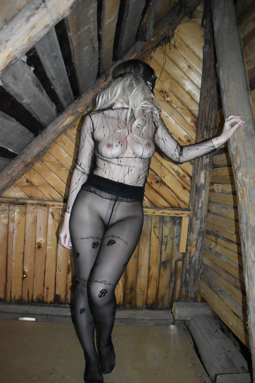 Sexy MILF with Stunning Figure Poses Naked on Construction Site