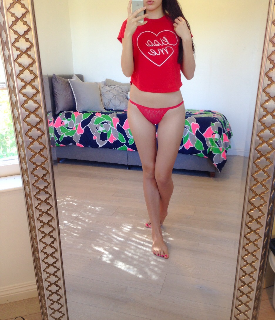 Girl posing and masturbating in front of mirror – photo 1