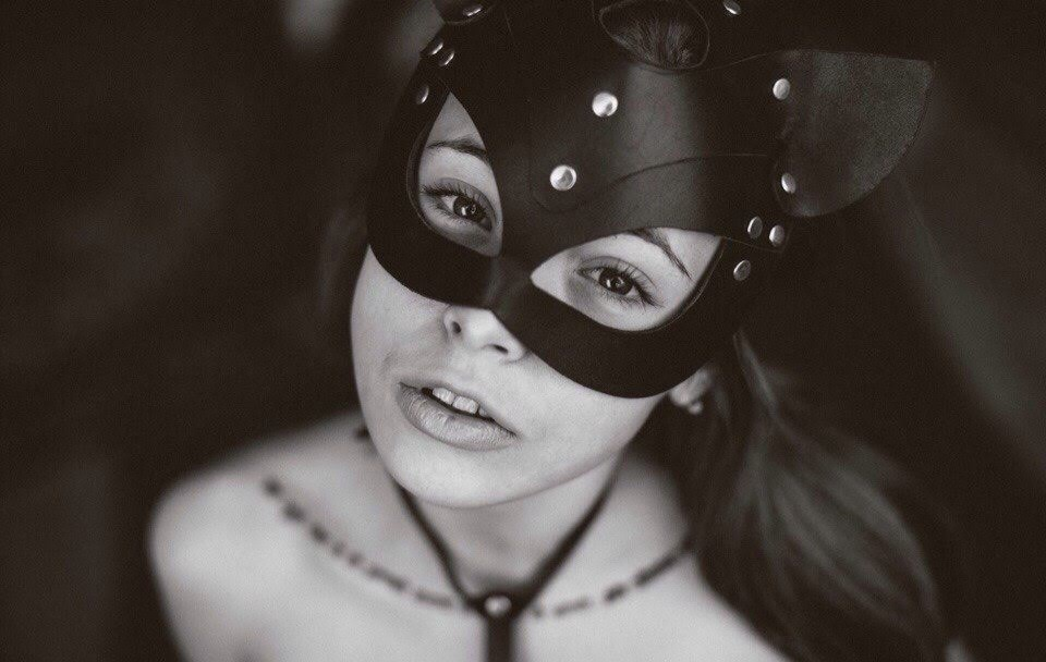 Naked Beauty with Firm Boobs in Erotic Photo – photo 1