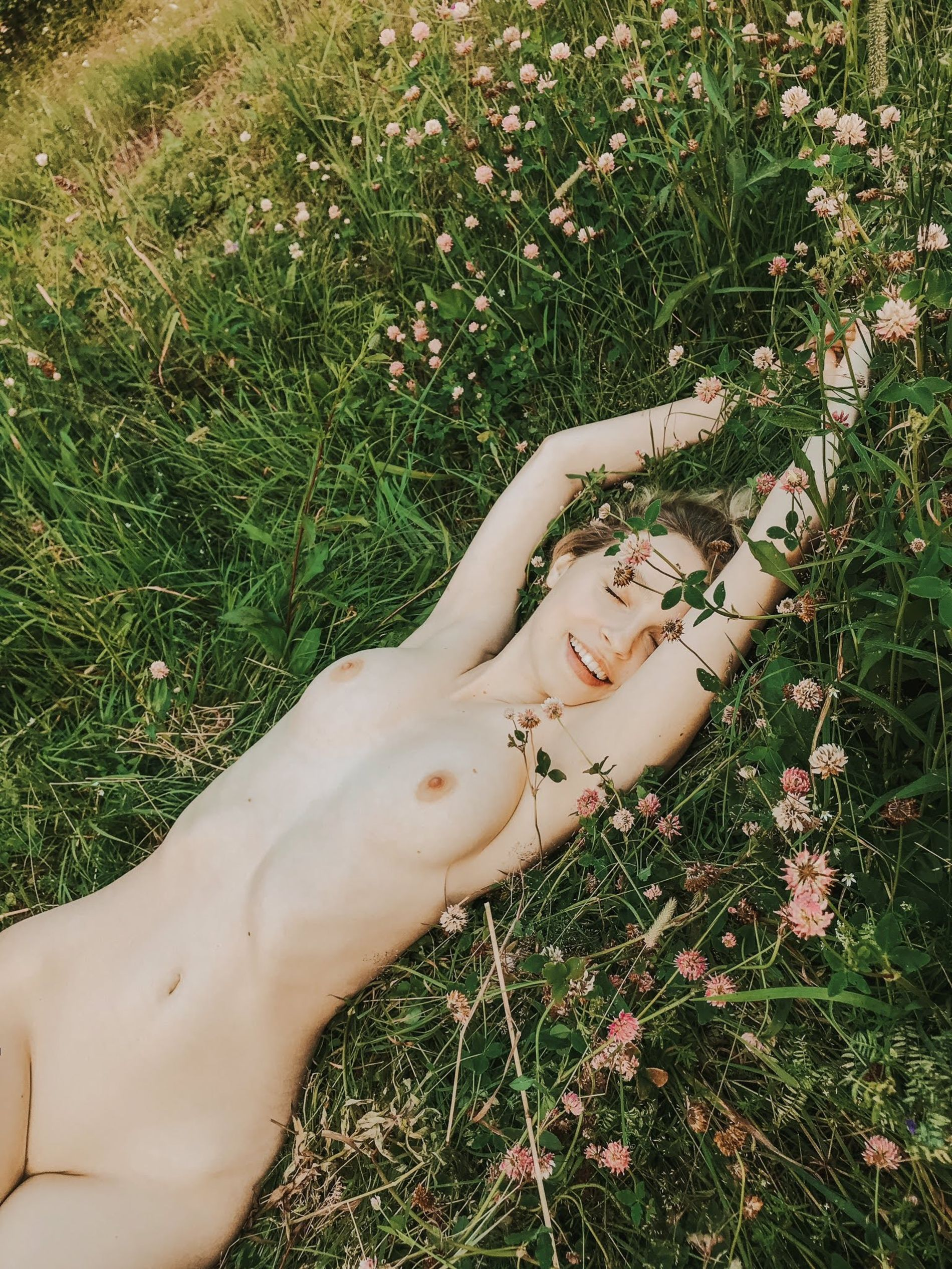 Seductive Selfies of Playful Girl with Wet Pussy