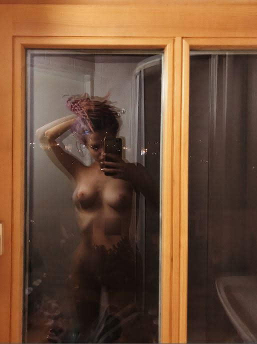 Seductive Selfies of Playful Girl with Wet Pussy