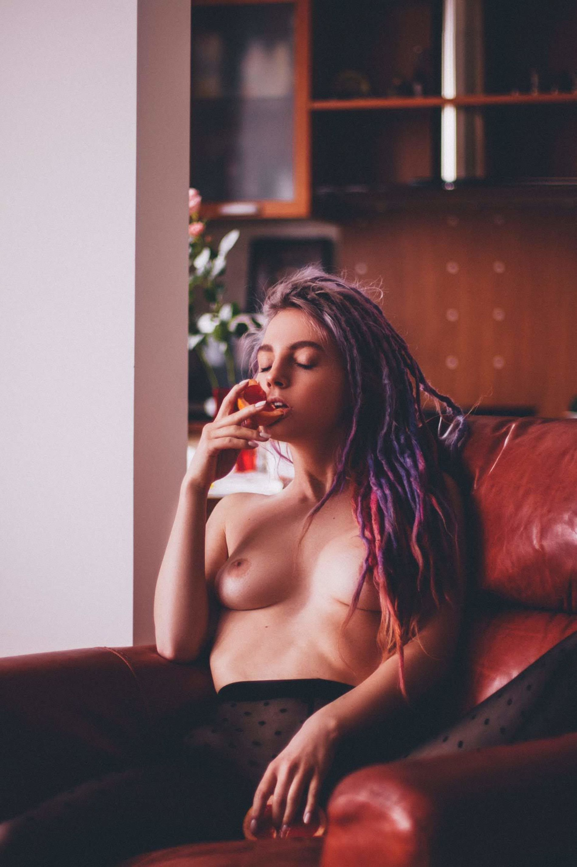 Seductive Selfies of Playful Girl with Wet Pussy