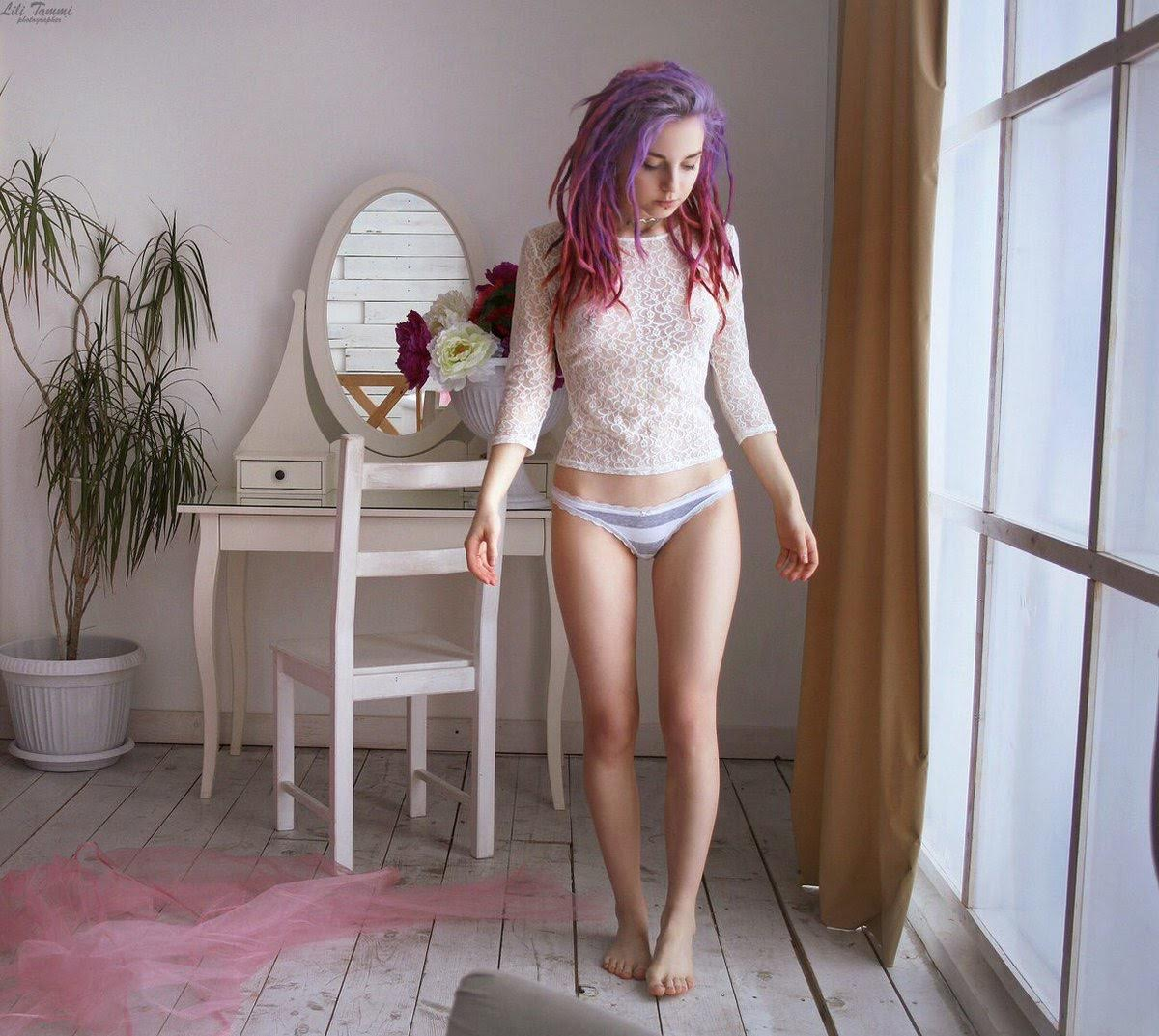 Seductive Selfies of Playful Girl with Wet Pussy