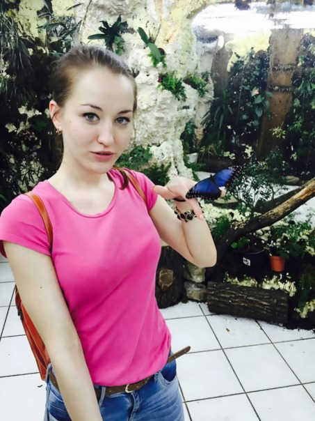 Seductive bitch flaunting nude booty in sexy photos – photo 1