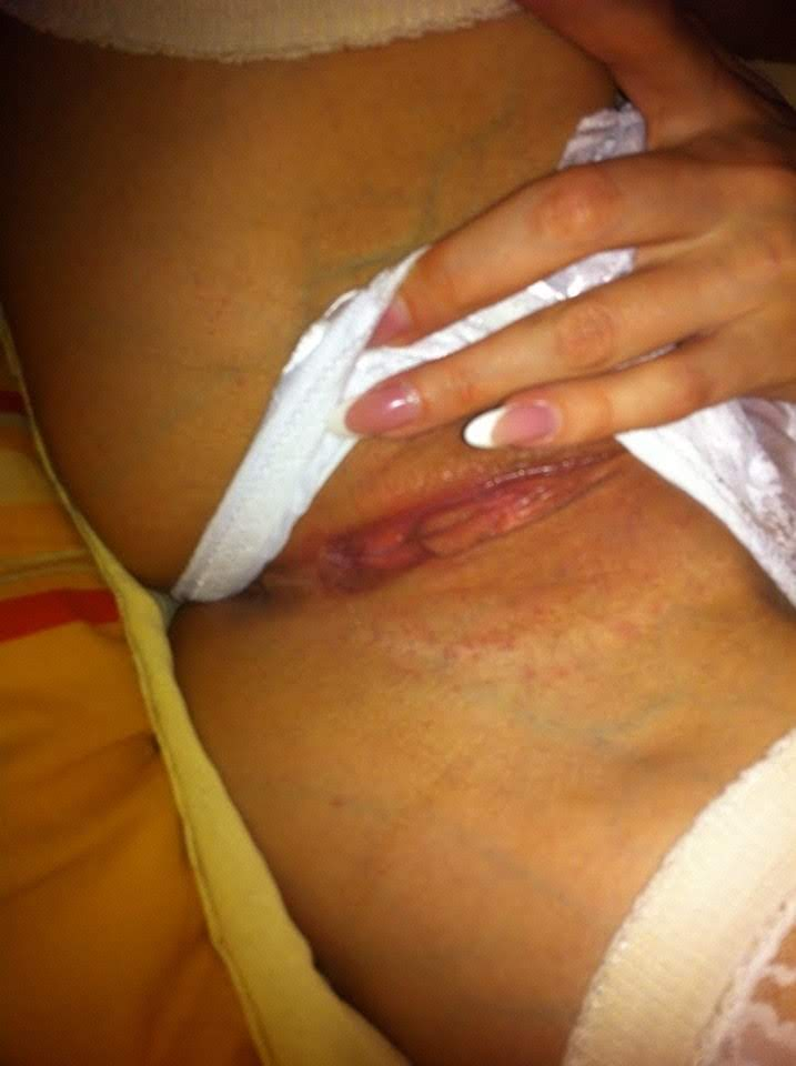 Amateur Skinny Babe with Bold Curves in Explicit Porn Photo