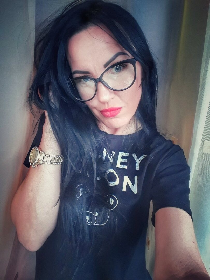 Stylish mature MILF posing nude for explicit photoshoot – photo 1