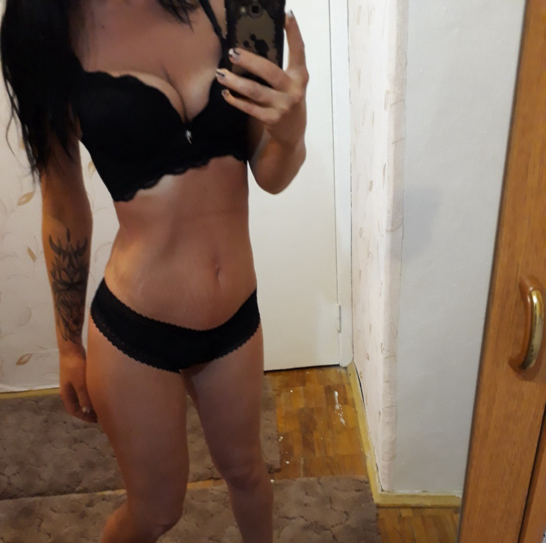 Stylish mature MILF posing nude for explicit photoshoot