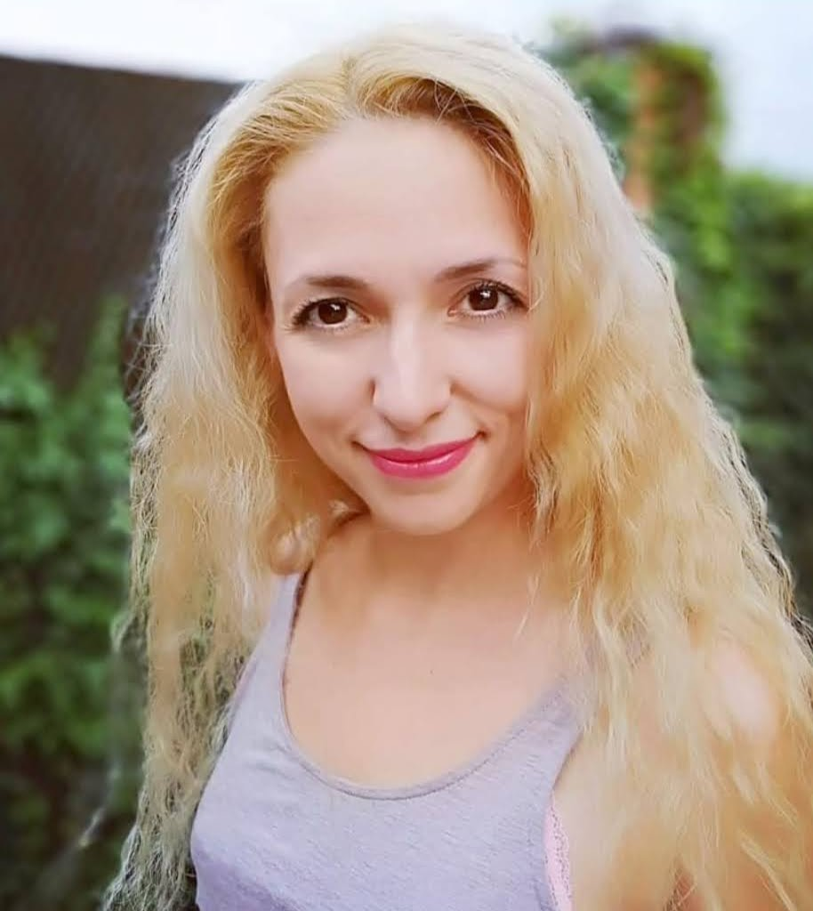 Slender Beauty Loves Posing Nude and Sucking Cock – photo 1