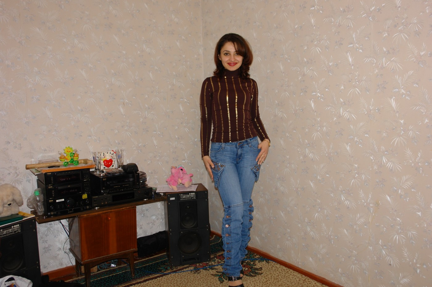 Slim Brunette with Hairy Pussy Gives Oral Sex – photo 1