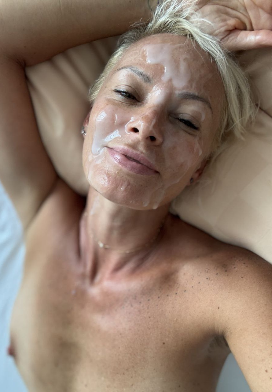 Mature woman takes facial cumshot after oral sex