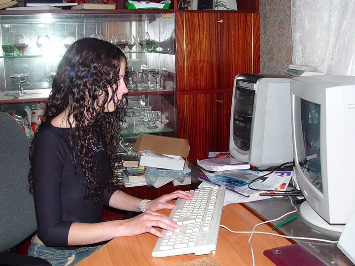 Girl relaxes in front of computer and unintentionally exposes herself – photo 1