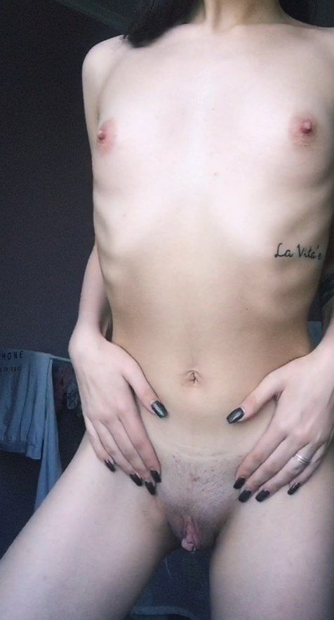 Erotic selfies of tattooed babe with tight booty