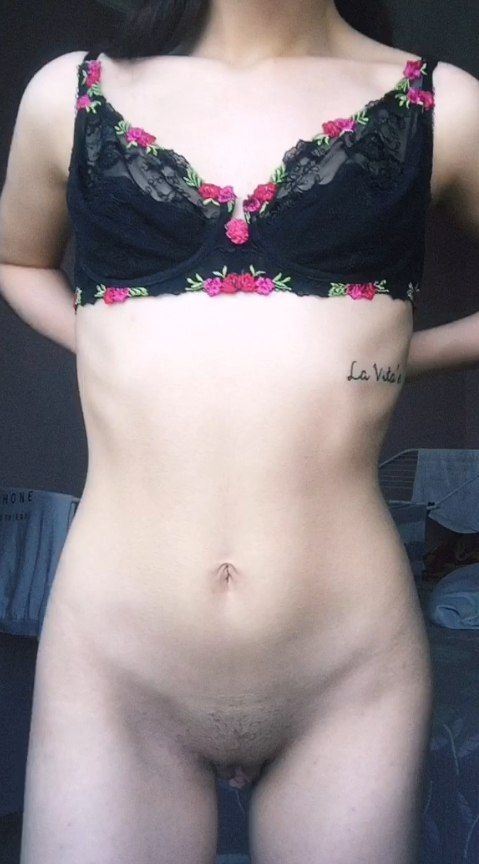 Erotic selfies of tattooed babe with tight booty