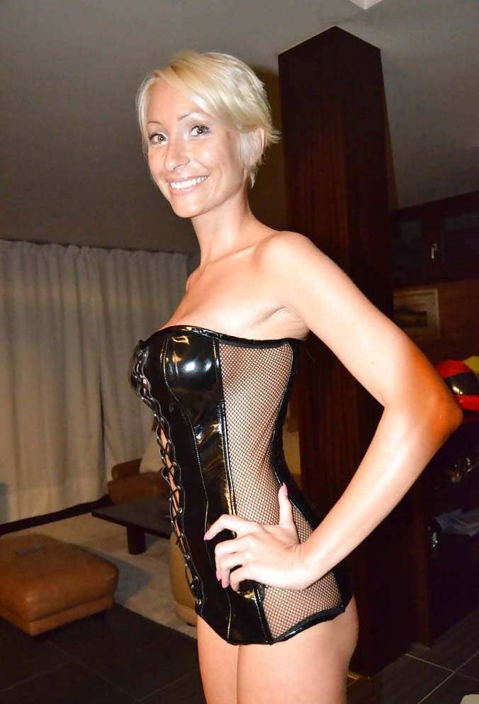 Mature woman flaunts perfect body, satisfies partner