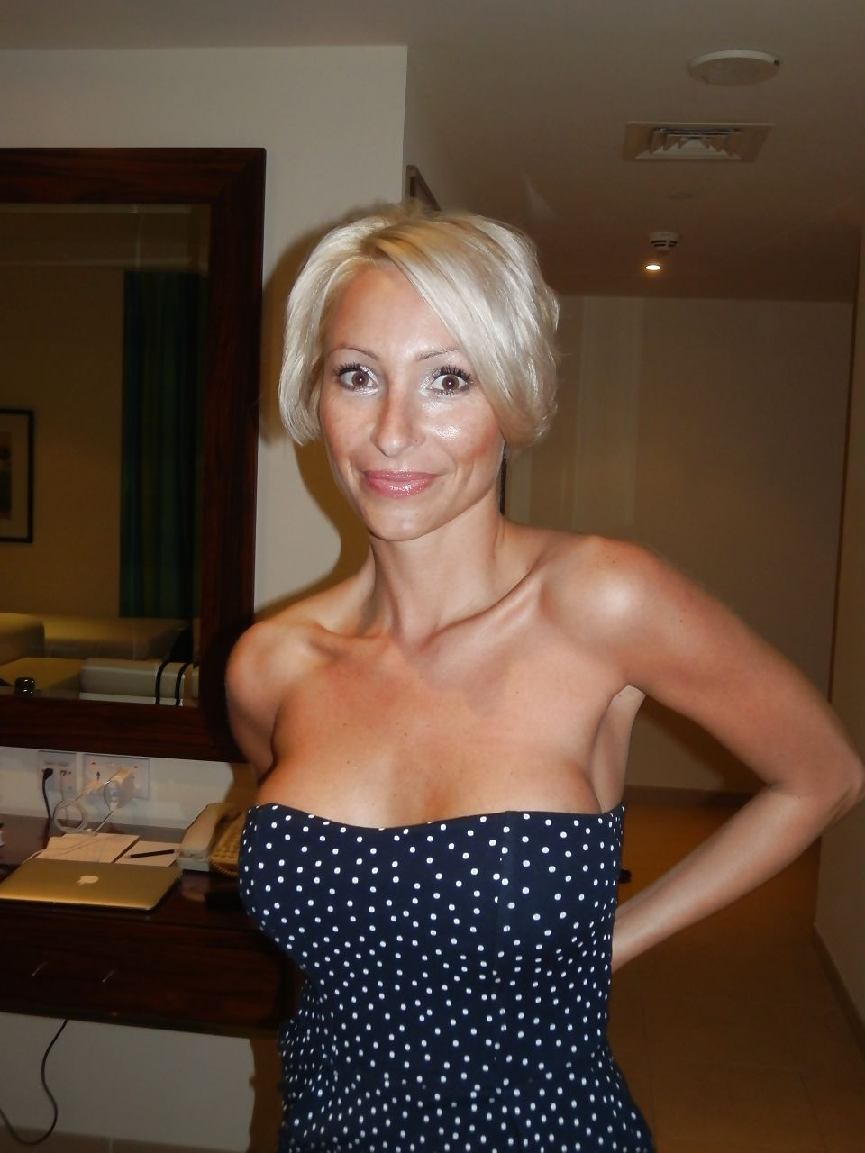 Mature woman flaunts perfect body, satisfies partner