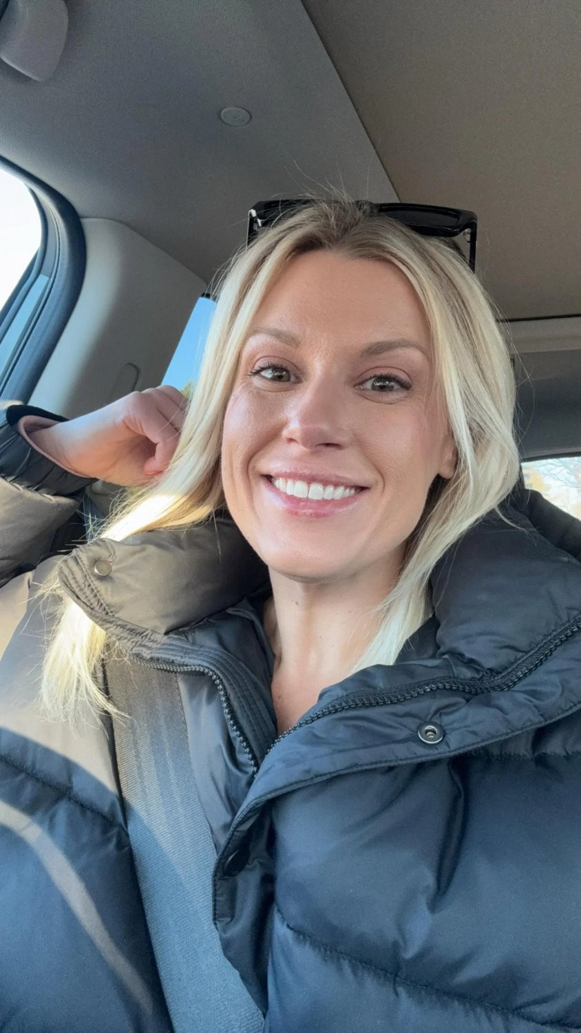 Naked Blonde Mature Woman's Explicit Home Photos