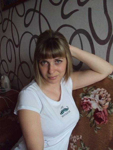 Wife stripping on camera and flaunting naked body – photo 1