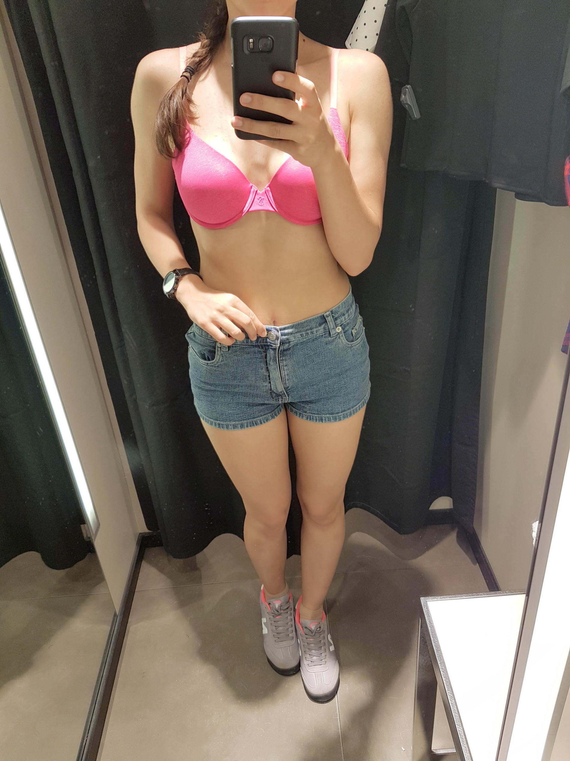 Spying in the mirror, I took off my shorts and showed off my wet panties and aroused pussy – photo 1