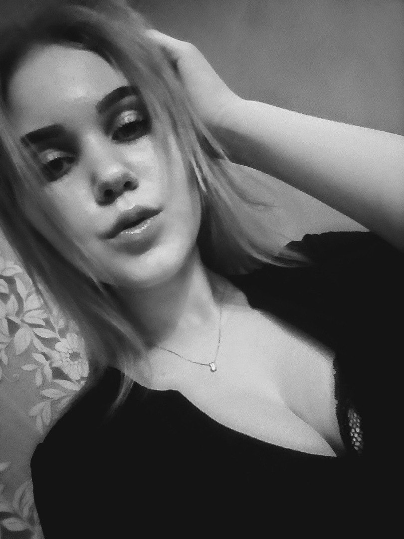 Naked Beauty in Erotic Photos with Wet Intimate Area