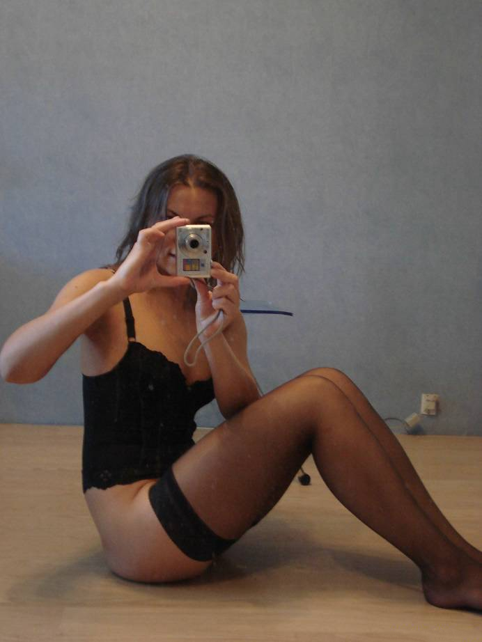 Seductive lady with hairy pussy takes photos on camera at home