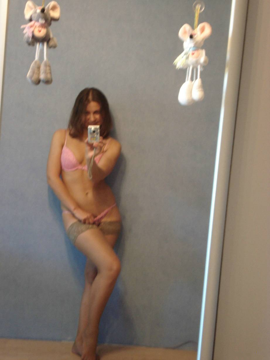 Seductive lady with hairy pussy takes photos on camera at home